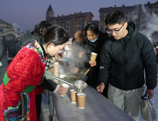 冰雪为媒 赛事为桥 2025-2026赤峰市冬季旅游季燃动美林谷