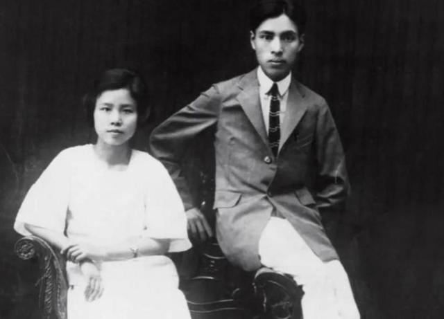 李鹏总理年轻时有多帅？1959年在吉林留影，31岁玉树临风气质不凡
