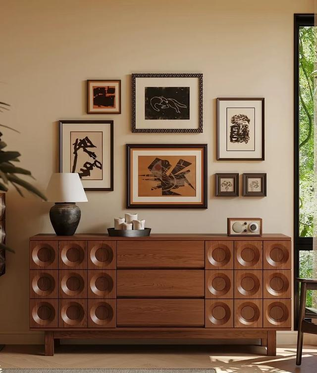 挂画不要只会挂中间！4个“作弊思路”，把画挂出格调！