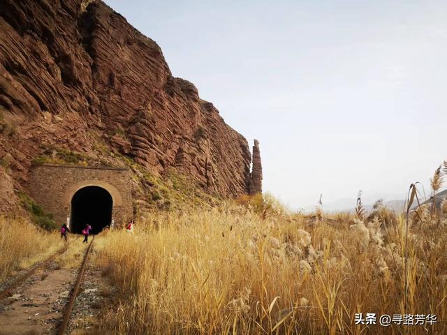 秋日从恐龙地址公园,沿铁路,伴着黄河,徒步至太极岛