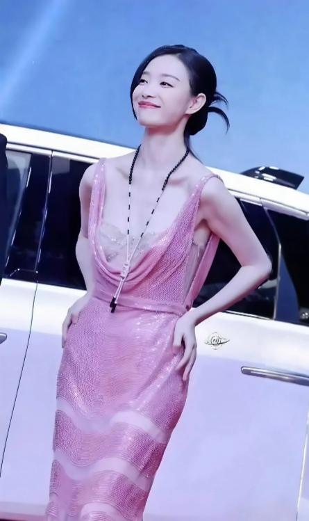 论气场的重要性！倪妮用项圈证明：不是衣服挑人，是人盘活衣服