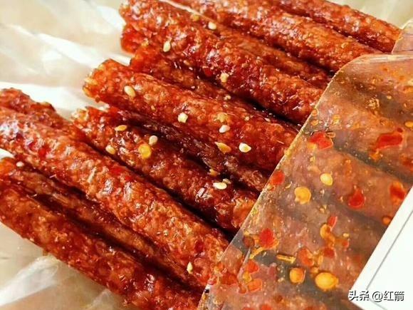 女子“吃”辣条“吃”出一根金条