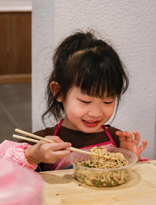 宜宾冠英古街秋假遛娃指南：非遗扎染、燃面研学、江边喂鱼，一站式玩透！