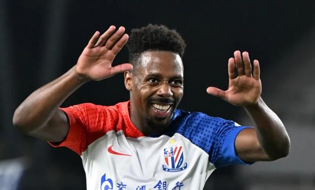 申花外援马纳法玩奥特曼体感游戏，动作标准找回童年感觉