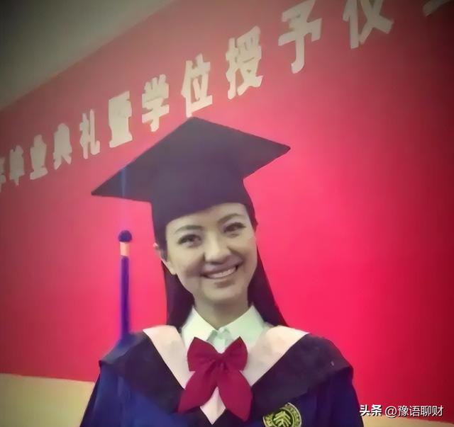 和撒贝宁同居四年，转身和富豪在一起，没想到如今却沦落至此