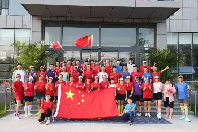 场面动容！清晨5点的日照海边他们与国旗同框……