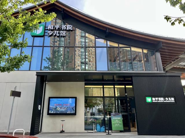 淘书逛展、夜游夜市、盖章打卡……上海书展的快乐，弥漫在整座城市→