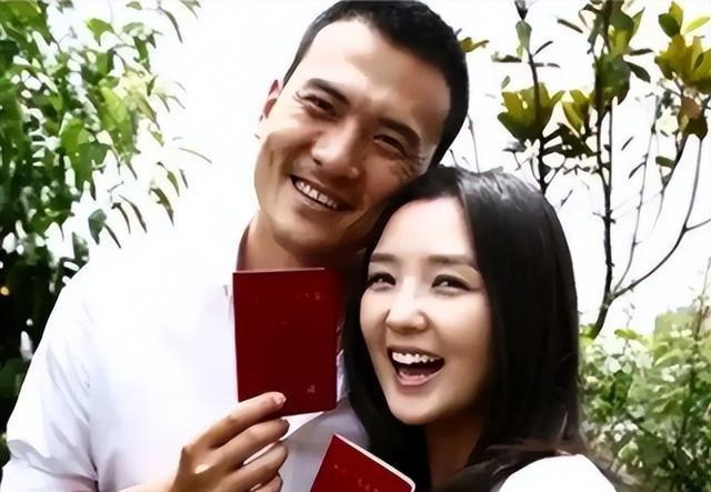 39岁何洁不忍直视，腋下勒出副乳肚子三层肉，要养4个娃操劳疲惫