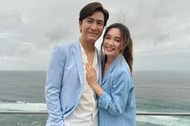 50岁马国明新婚后首带媳妇汤洛雯度假，蓝色情侣装享受二人世界图片