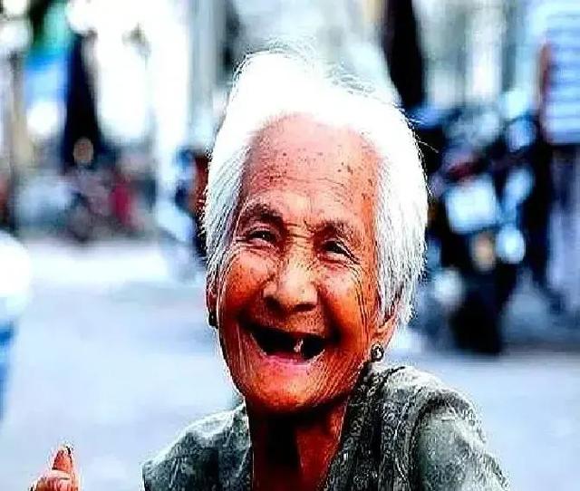 陕西女子专为老人提供服务，499元一次，常抱怨：身上全是烂疮