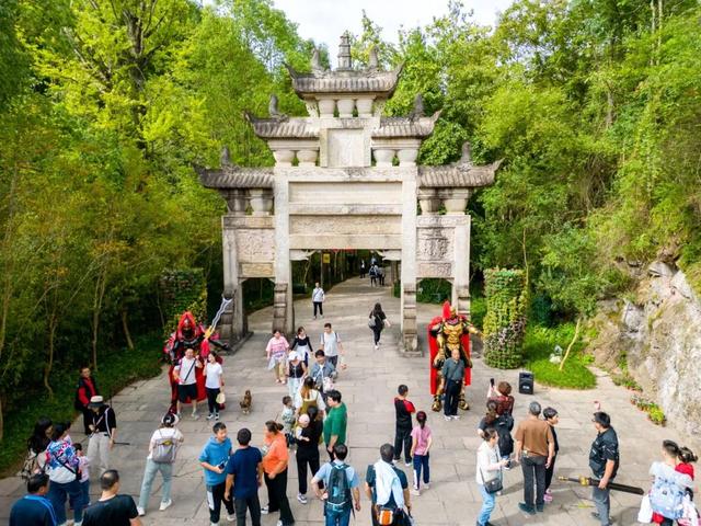 蜀道为轴，文化为魂！剑门关深度文旅融合，挥写中华文化传承新篇章