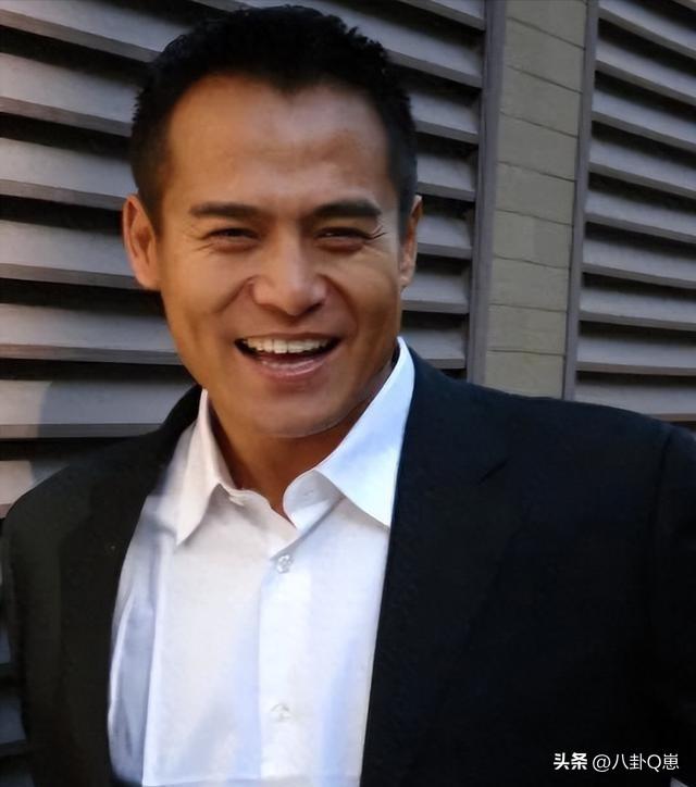 5位过气明星回归农村生活，摆摊种地养猪，如今风光不再却很踏实