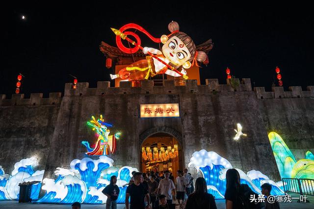 国庆假期首日，浙江象山影视城被挤爆了！游客：低估了夜游的魅力