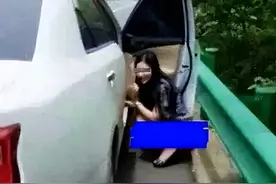“高速路堵车女子当场脱裤小便 ”只要我不尴尬，尴尬的就是别人？图片