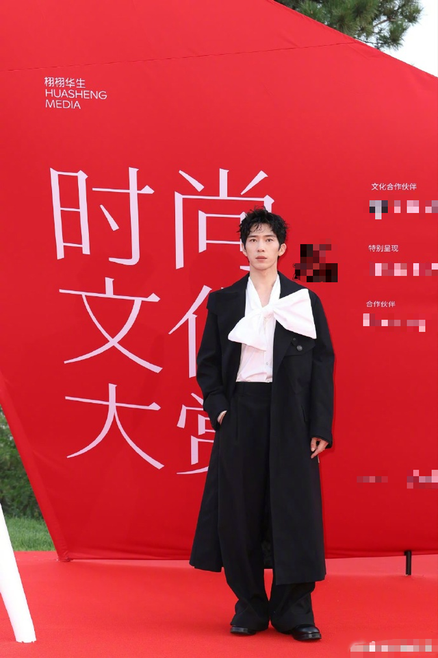 北京晚宴暴露咖位，檀健次靠边坐，刘涛董子健硬挤，C位都是大佬