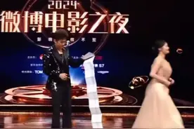 上海这一夜，邓超主持被官方“整惨”，满脸尴尬，后被保安架走图片