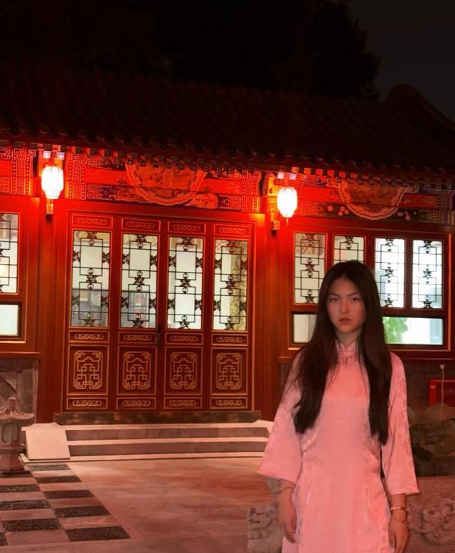 王诗龄晒自家北京小院，大半夜穿旗袍拍照，面无表情上演中式恐怖