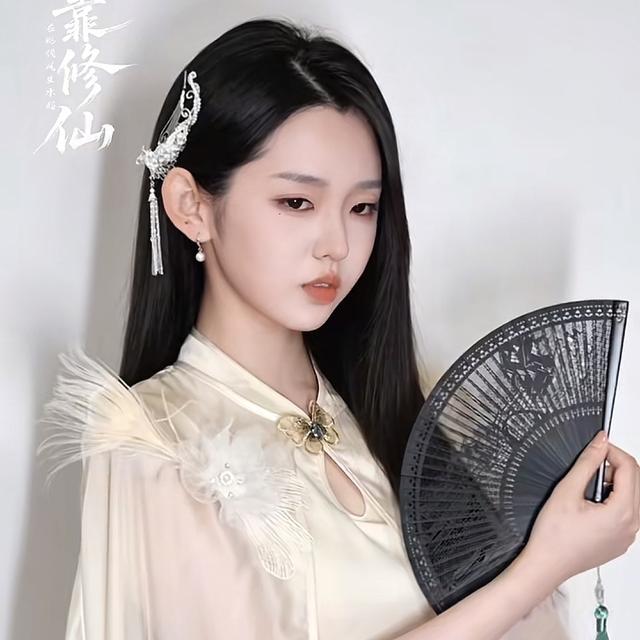 同样都是短剧头部女演员，当李柯以撞衫王小亿，差距一目了然！