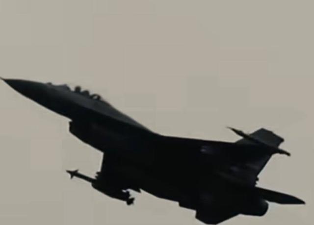 开打！泰国少校阵亡，F-16越境轰炸，炸毁柬埔寨赌场，火箭弹洗地