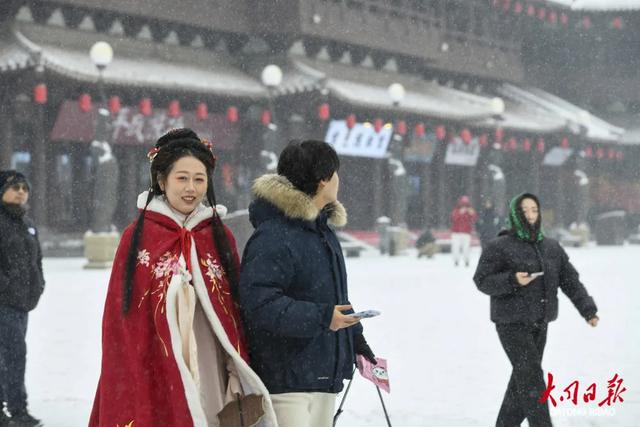 踏雪访古城！大同初雪引众游客打卡，雪景与市井气双向治愈~