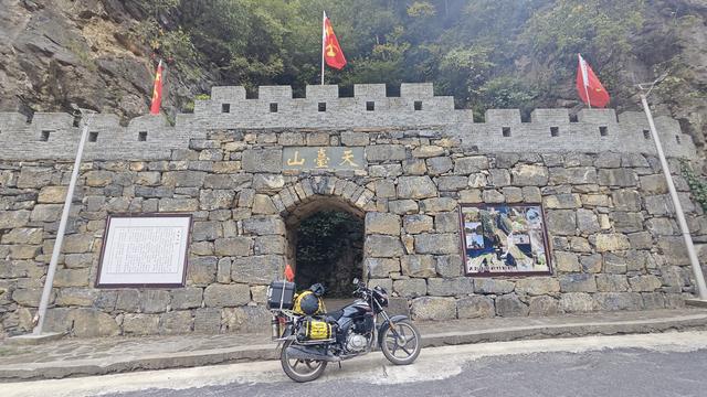 赏秋秦岭，摩旅商洛（03）打卡全国唯一“红军镇”，进入湖北境内