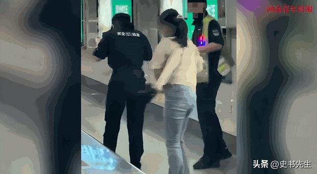 女子地铁殴打安检员后续：真容曝光，当事人获表扬，下场大快人心