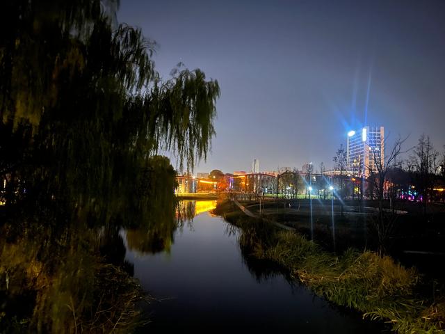 夜步嘉兴中央公园