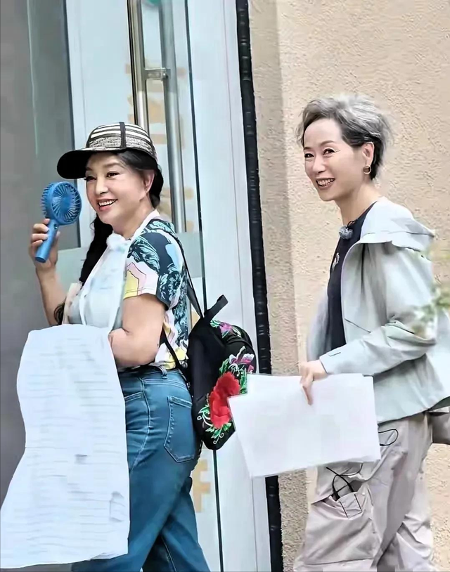 刘晓庆胖得浑身上下一边粗了 胸大屁股大的 脸也变圆了 都出双下巴了