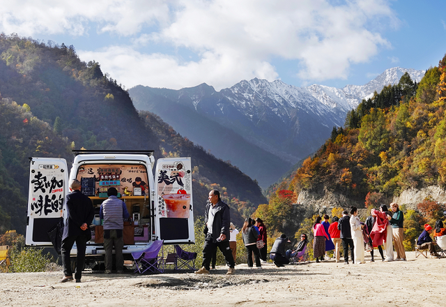 绵阳平武：绝美彩林迎客流高峰 “快旅慢游”成自驾热潮
