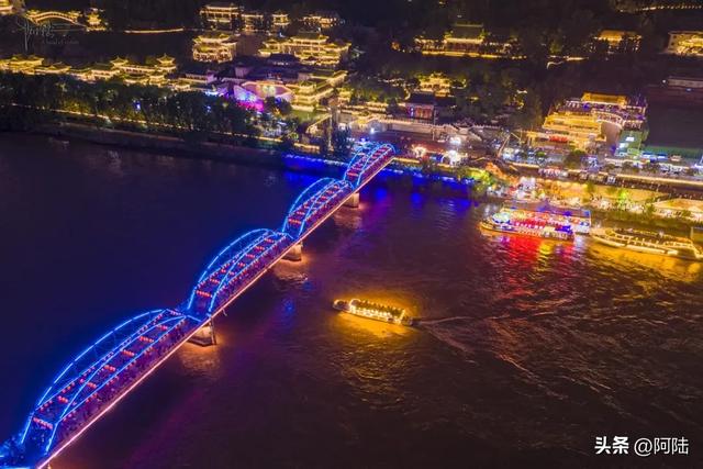 兰州最著名的黄河铁桥,其实是由三个国家合作而建,夜景灯光旖旎