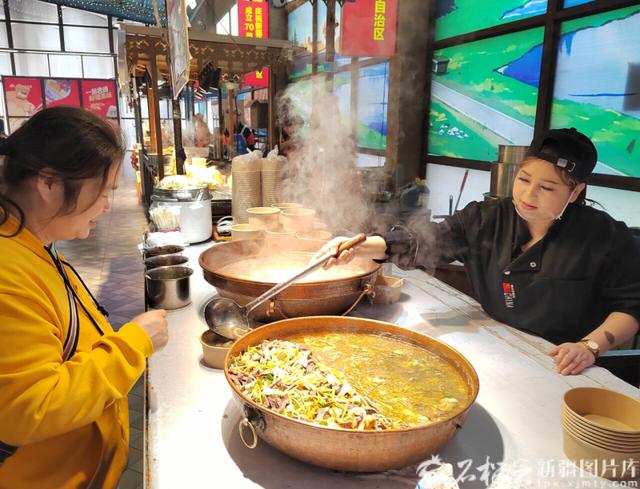 天气转凉 新疆国际大巴扎景区游人热情不减