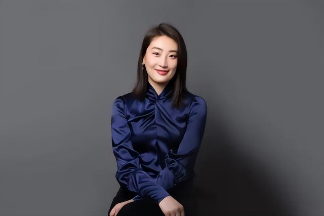 宗馥莉大战杜建英，仅用一招就制服“三弟妹”，难怪王健林看上她