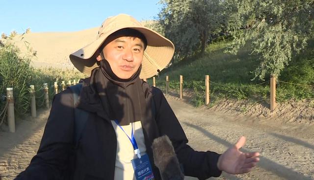 “丝路之光・何以敦煌”国际媒体采风团参观鸣沙山月牙泉 体验星空演唱激情与浪漫
