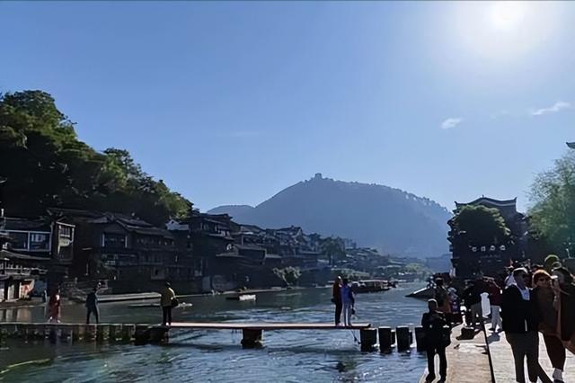 偷闲赴凤凰之游，好友相伴品美食，夜景比传说更动人