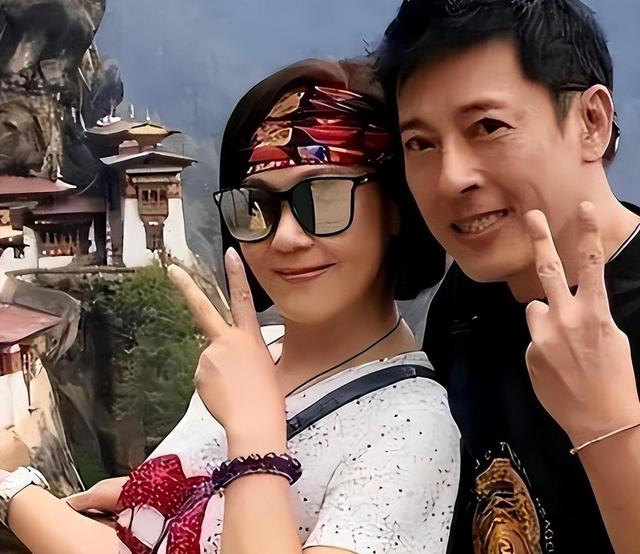 夫妻俩为了不变老，坚持27年不吃肉不生子，如今59岁近照不敢认