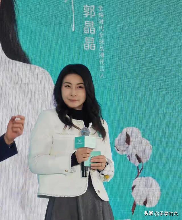 郭晶晶现身北京，穿小香风戴棉花手链和善大气，素颜胖出双下巴