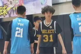 邓超孙俪的儿子长大了，邓等等和妈妈也太像了！这么爱好打篮球图片