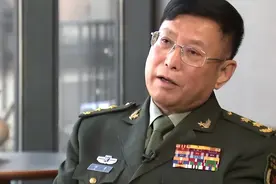 我中将告诫话音刚落，菲军舰就强闯黄岩岛，这次，解放军终于上场图片