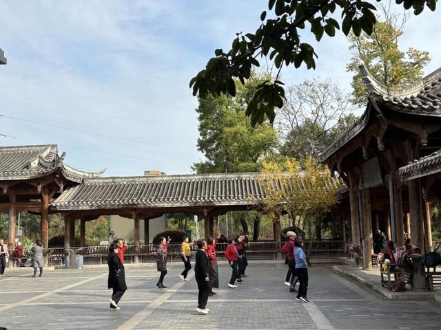 走！晒太阳去！