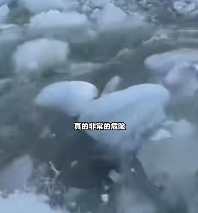 太惊险！女子翻越警戒线拍照突遇“凌洪”，网友：要美不要命