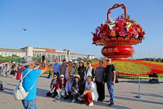 “祝福祖国”花篮亮相天安门广场吸引游客争相打卡
