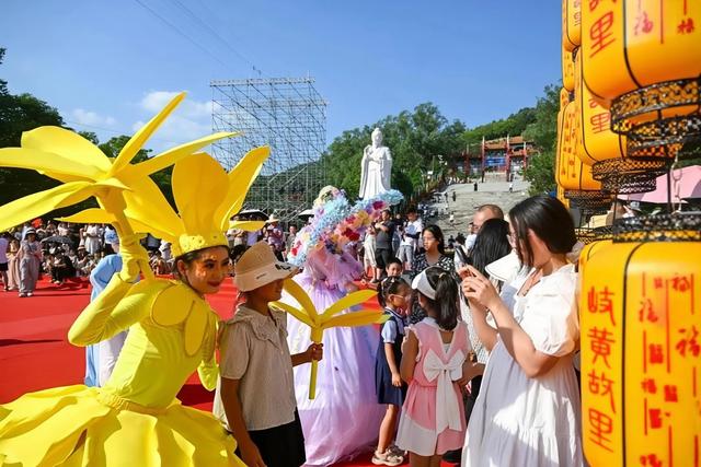 十万游客聚庆城 千年文脉绽芳华——岐黄周祖文化盛宴燃动盛夏