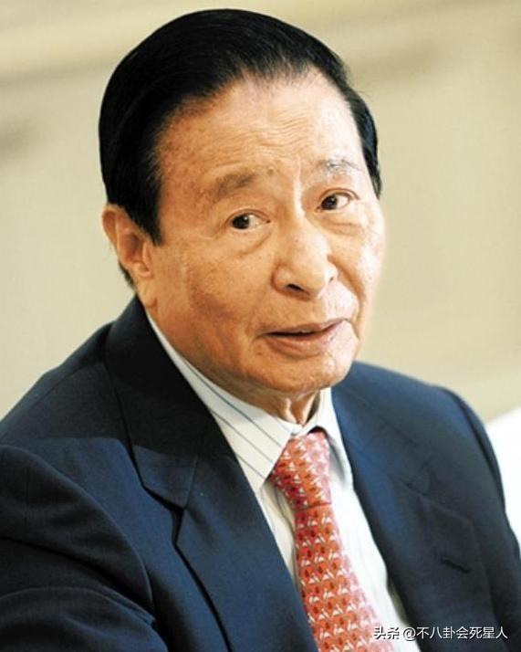 香港四大家族没落：李嘉诚父子撤退，郑裕彤儿子负债李兆基家躺平