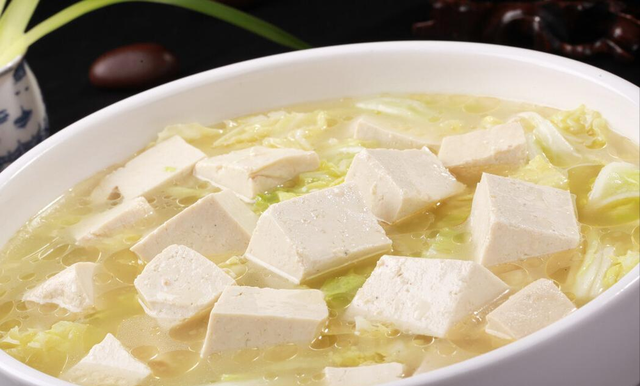 白菜炖豆腐，先炒白菜还是豆腐？大厨教你正确顺序，鲜香又入味