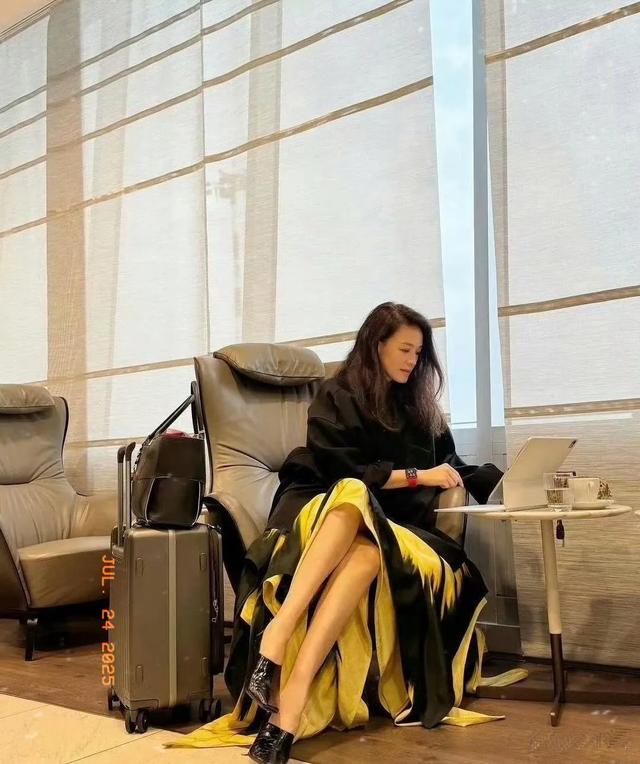 以为舒淇穿的是裙子，没想到是丝巾。漂亮女人果然不一样 太迷人啦