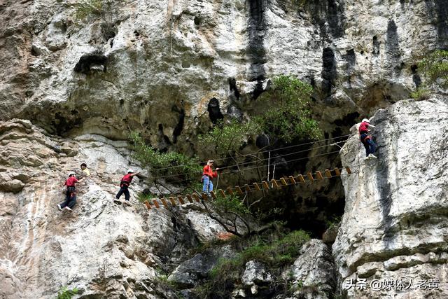 六盘水月照神雕峰吸引全国夏令营学生“清凉凌空漫步”打卡体验