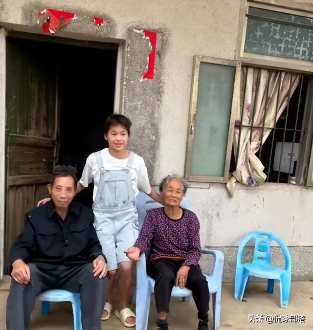 家宅争议刚过，全红婵就带伤现身新疆雪道，她担心的事还是来了！