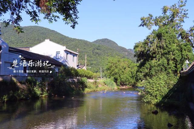 浙江宁波城西的峡谷古村，4公里长溪都是玩水胜地，适合溯溪探幽