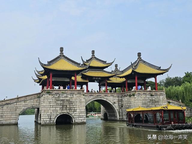 扬州廋西湖，河水，凉亭，假山，小桥，行人，一步一景，步步皆景