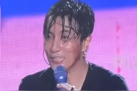 笑不活了，薛之谦演唱会遇暴雨全身淋湿，网友评论区里笑喷图片